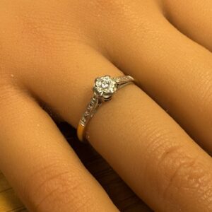 18ct gold illusion set diamond ring