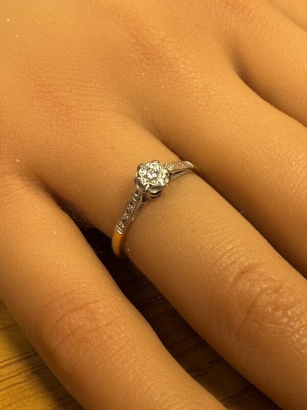 18ct gold illusion set diamond ring