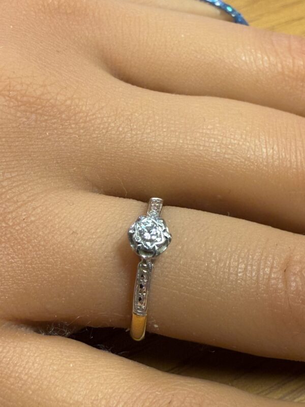 18ct gold illusion set diamond ring - Image 2
