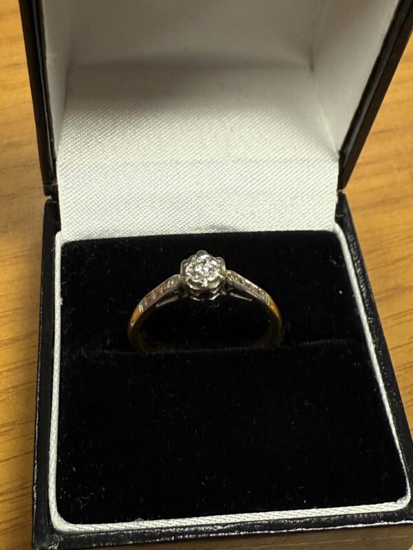 18ct gold illusion set diamond ring - Image 3