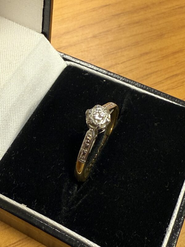 18ct gold illusion set diamond ring - Image 4