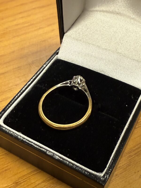 18ct gold illusion set diamond ring - Image 5