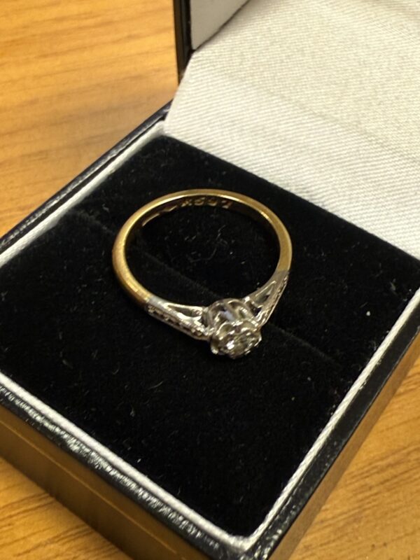 18ct gold illusion set diamond ring - Image 6