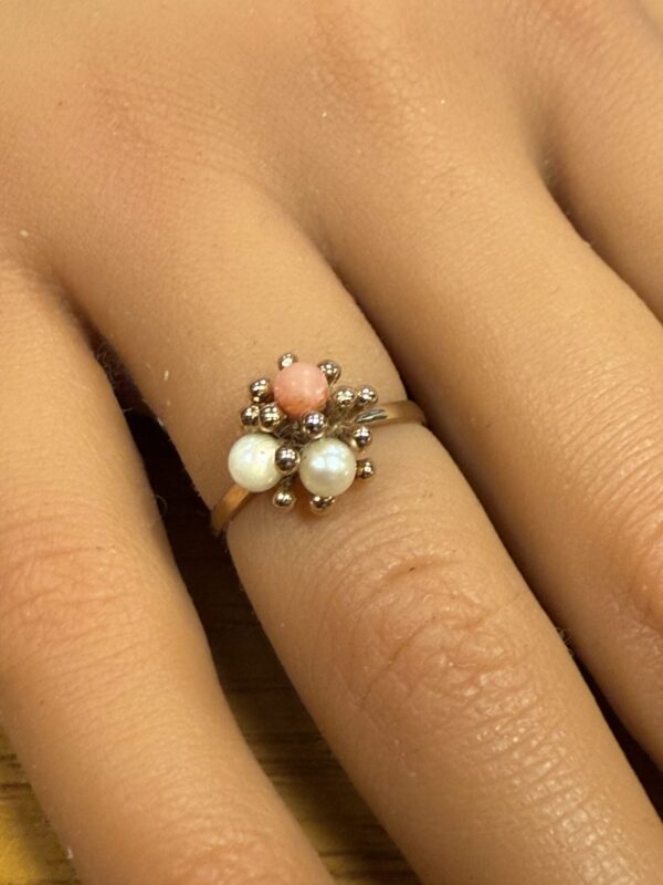 Vintage coral and pearl ladies 9ct gold ring