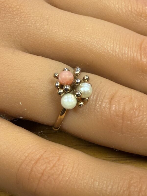 Vintage coral and pearl ladies 9ct gold ring - Image 2