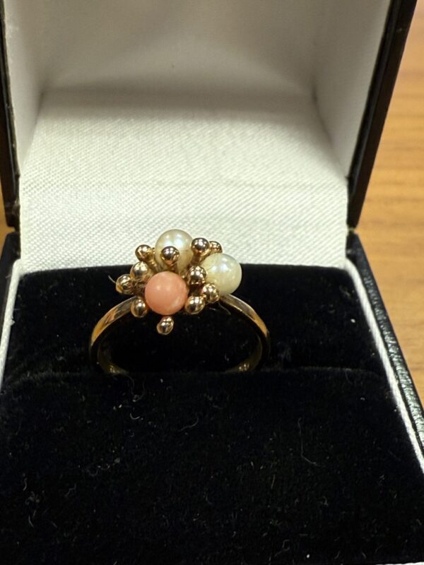 Vintage coral and pearl ladies 9ct gold ring - Image 3