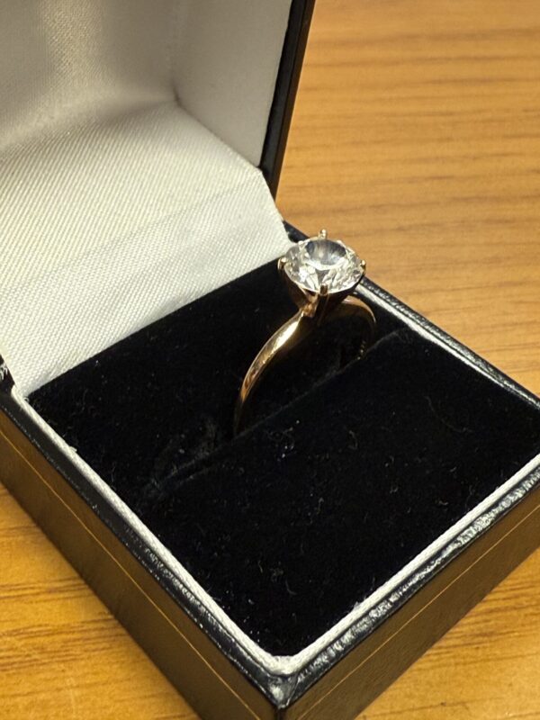 Large cz set 14ct gold solitaire - Image 5
