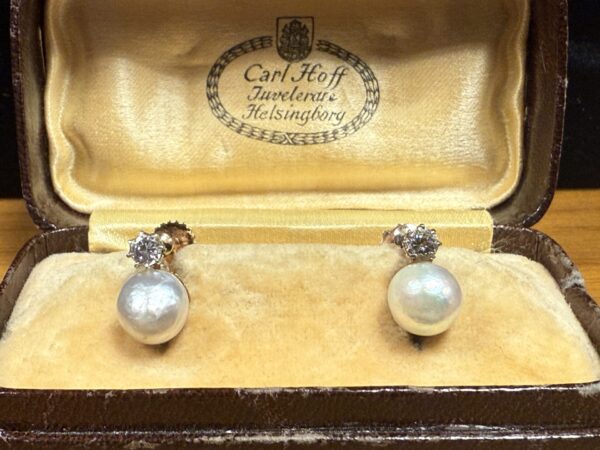 18ct gold pearl and diamond screw back earrings