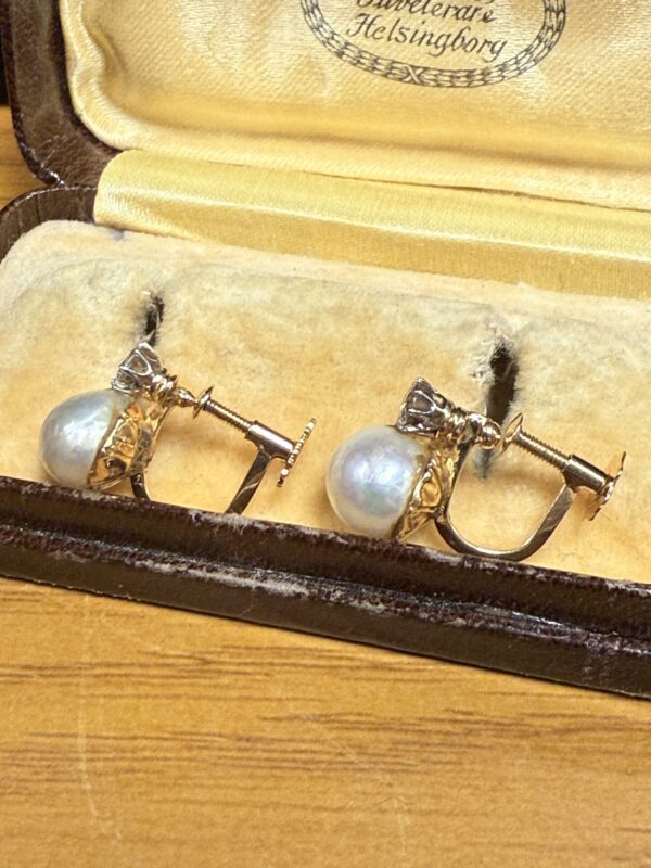 18ct gold pearl and diamond screw back earrings - Image 2