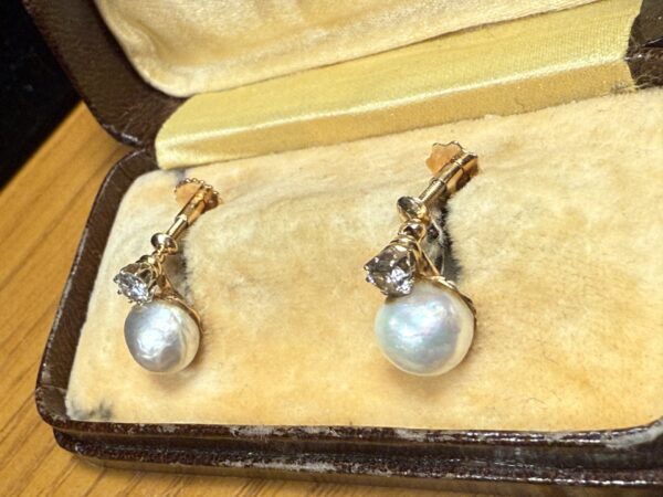 18ct gold pearl and diamond screw back earrings - Image 5