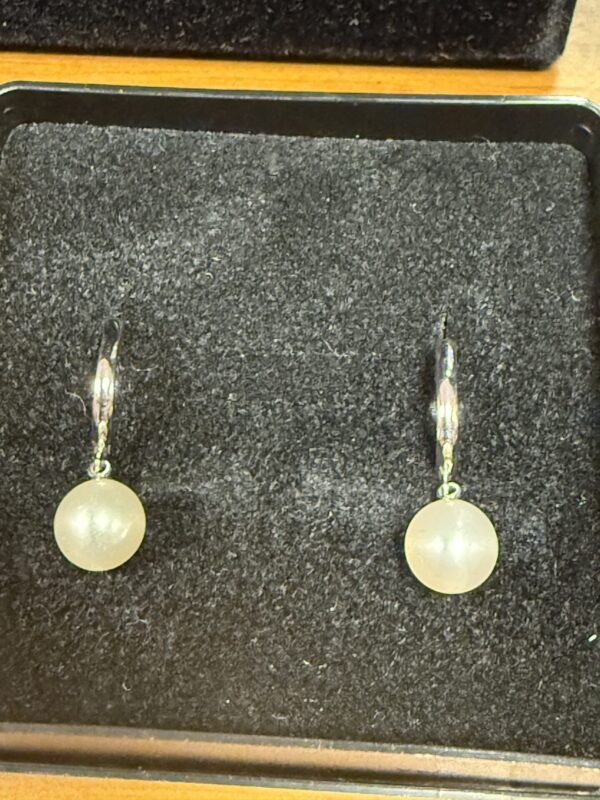 9ct white gold and pearl earrings