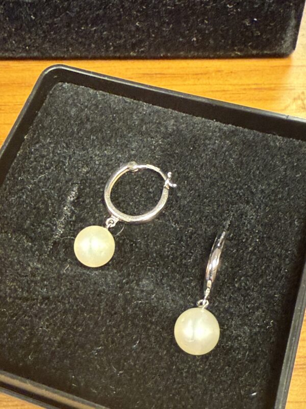 9ct white gold and pearl earrings - Image 2