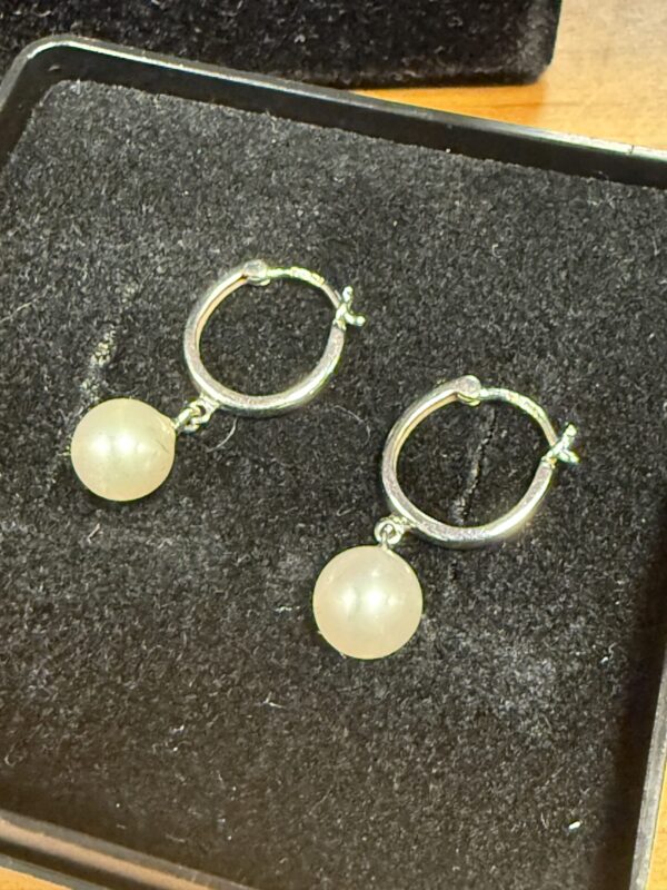 9ct white gold and pearl earrings - Image 3