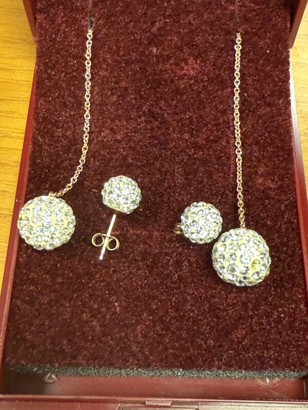 Two pairs of sparkling gem set earrings 9ct gold - Image 2
