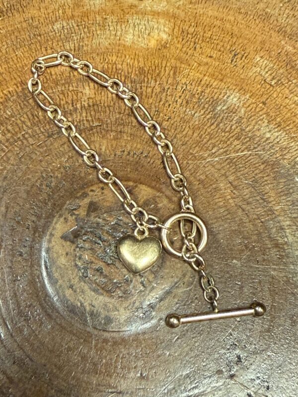 9ct gold T-bar bracelet and heart charm - Image 2