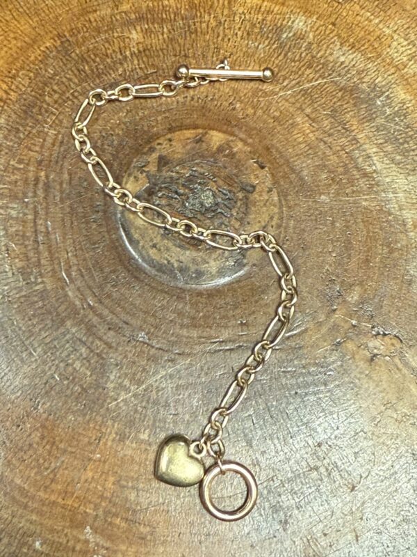 9ct gold T-bar bracelet and heart charm - Image 3