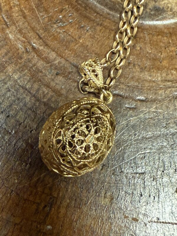 14ct gold egg pendant with 9ct chain - Image 2