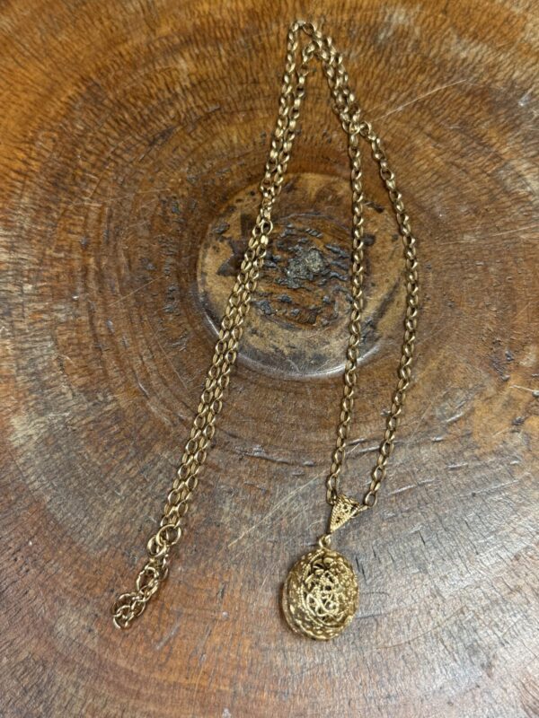14ct gold egg pendant with 9ct chain - Image 3