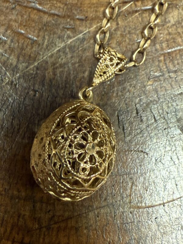 14ct gold egg pendant with 9ct chain - Image 5