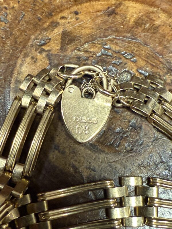 9ct gold vintage gate bracelet - Image 3