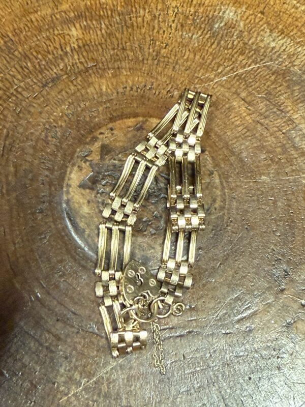 9ct gold vintage gate bracelet - Image 4