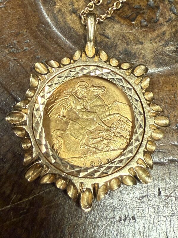 1909 mounted half sovereign pendant and chain - Image 2