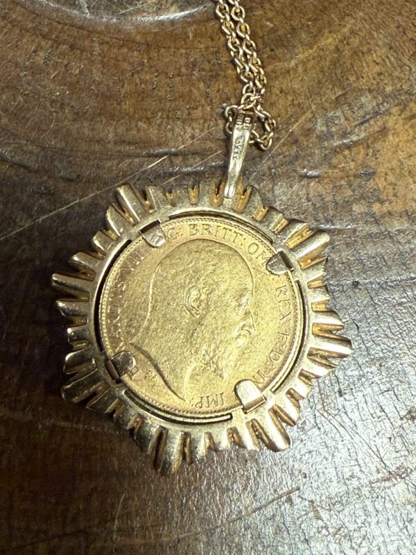 1909 mounted half sovereign pendant and chain - Image 3