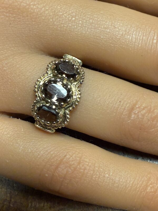 9ct gold Smokey quartz trilogy vintage ring - Image 2