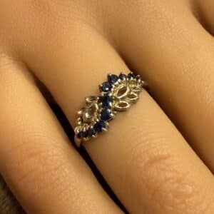 Unusual sapphire set 9ct gold ring
