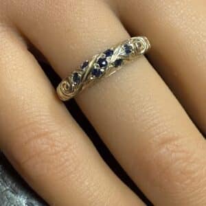 Vintage 9ct gold and sapphire ladies ring
