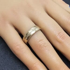 9ct yellow gold patterned wedding ring