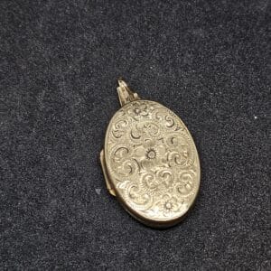 9ct yellow gold oval locket pendant
