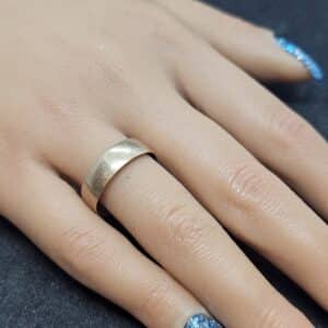 9ct yellow gold wedding band