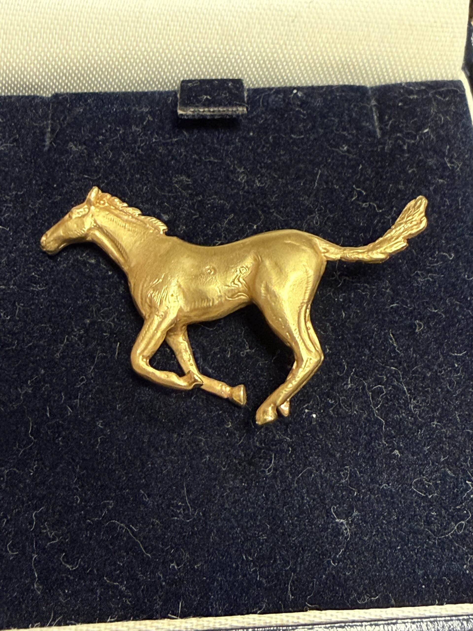 9ct gold racehorse brooch