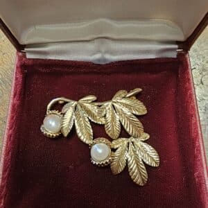 9CT GOLD SCOTTISH FRESHWATER ‘HORSE CHESTNUT’ BROOCH